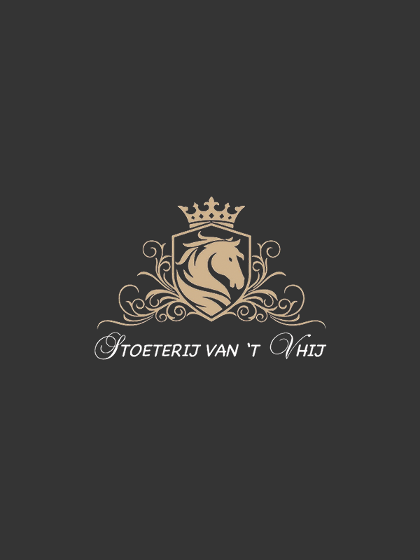Logo van Stoeterij van ’t Vhij met een gestileerd paardenhoofd in een schild, geflankeerd door sierlijke lijnen en bekroond met een kroon, op een donkere achtergrond.